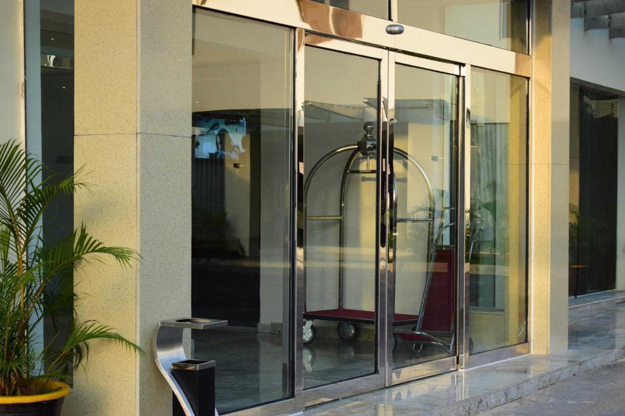 Monty Suites & Golf Уйо Экстерьер фото